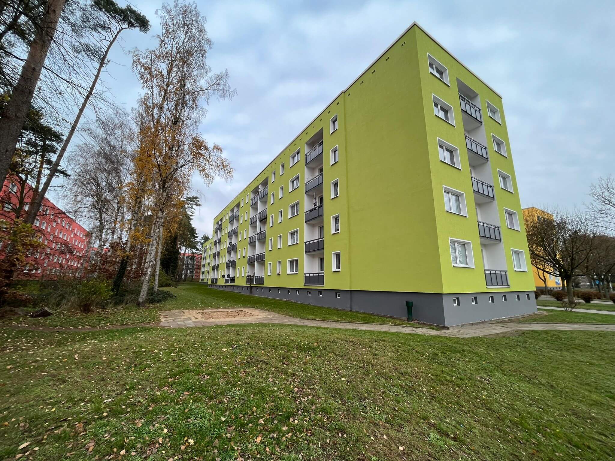 Grün gestrichene Fassade von einem Mehrfamilienhaus in 04177 Leipzig